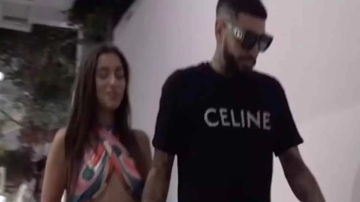 Με ασύλληπτα αποκαλυπτικό φόρεμα στα σοκάκια της Μυκόνου - Η νέα εμφάνιση του Snik με τη σύντροφό του Γιώτα