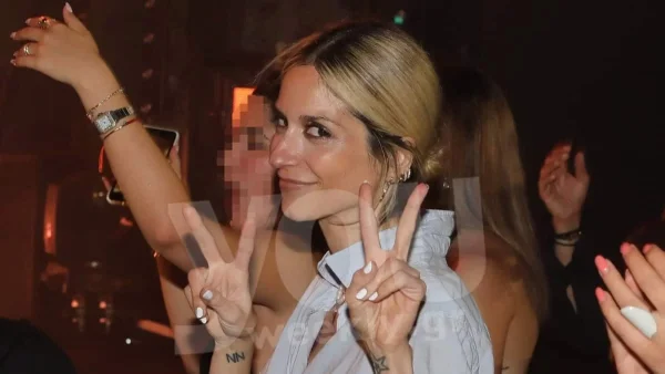 "Ξεσάλωσε" στη Μύκονο η Σοφία Καρβέλα - Φωτογραφίες από τις διακοπές της στο νησί των ανέμων