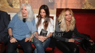 Δεν άφησε τίποτα στη φαντασία: Με λευκό φόρεμα και αποκαλυπτικά σκισίμα η Σοφία Καρβέλα στη Μύκονο