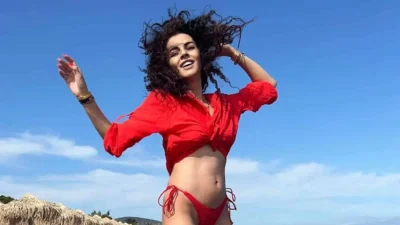 Γεμάτη άμμο από πάνω μέχρι κάτω - "Άναψε φωτιές" η Μαρία Σολωμού με το μικροσκοπικό της μπικίνι στη Σαντορίνη