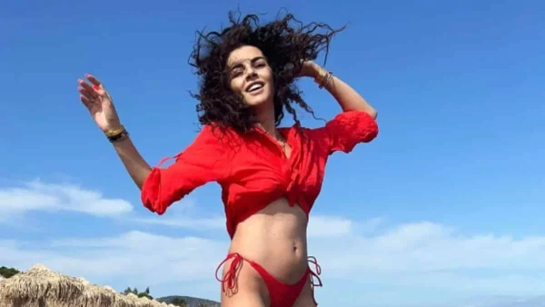 Γεμάτη άμμο από πάνω μέχρι κάτω - "Άναψε φωτιές" η Μαρία Σολωμού με το μικροσκοπικό της μπικίνι στη Σαντορίνη