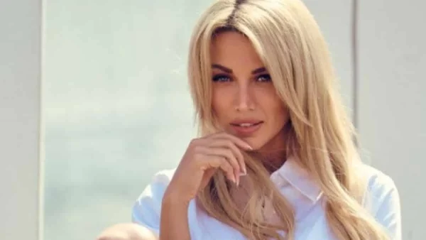 Με ριγέ ολόσωμο μαγιό κρύβοντας την φουσκωμένη κοιλίτσα της - Η νέα ανάρτηση της Κωνσταντίνας Σπυροπούλου