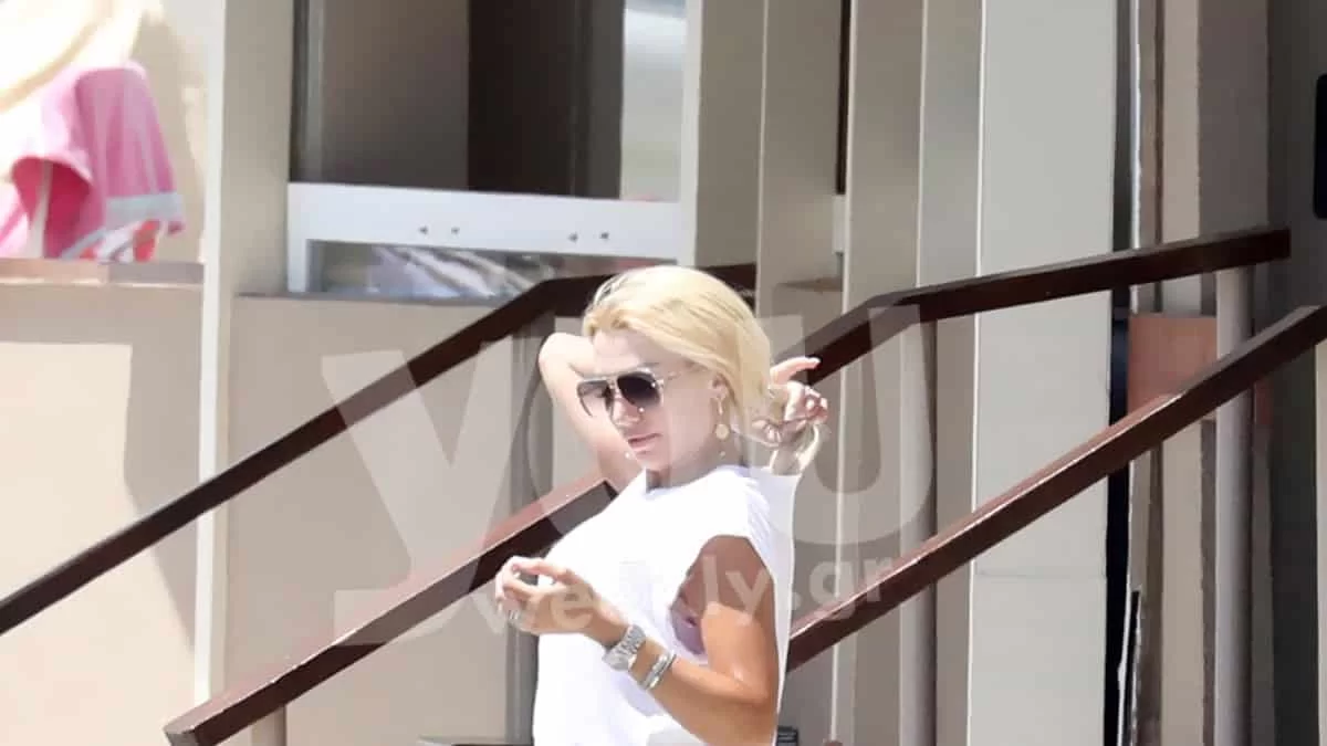 Η πρώτη φωτογραφία με μαγιό και φουσκωμένη κοιλίτσα - Διακοπές στην Αστυπάλαια για την εγκυμονούσα Κωνσταντίνα Σπυροπούλου