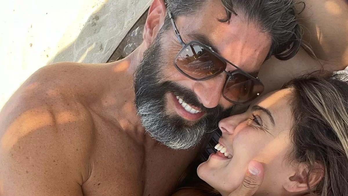 Της έτριβε τα πόδια και "έλιωνε" - Τα καυτά στιγμιότυπα του Μαρτίκα και της Βρισηίδας στην Πάρο