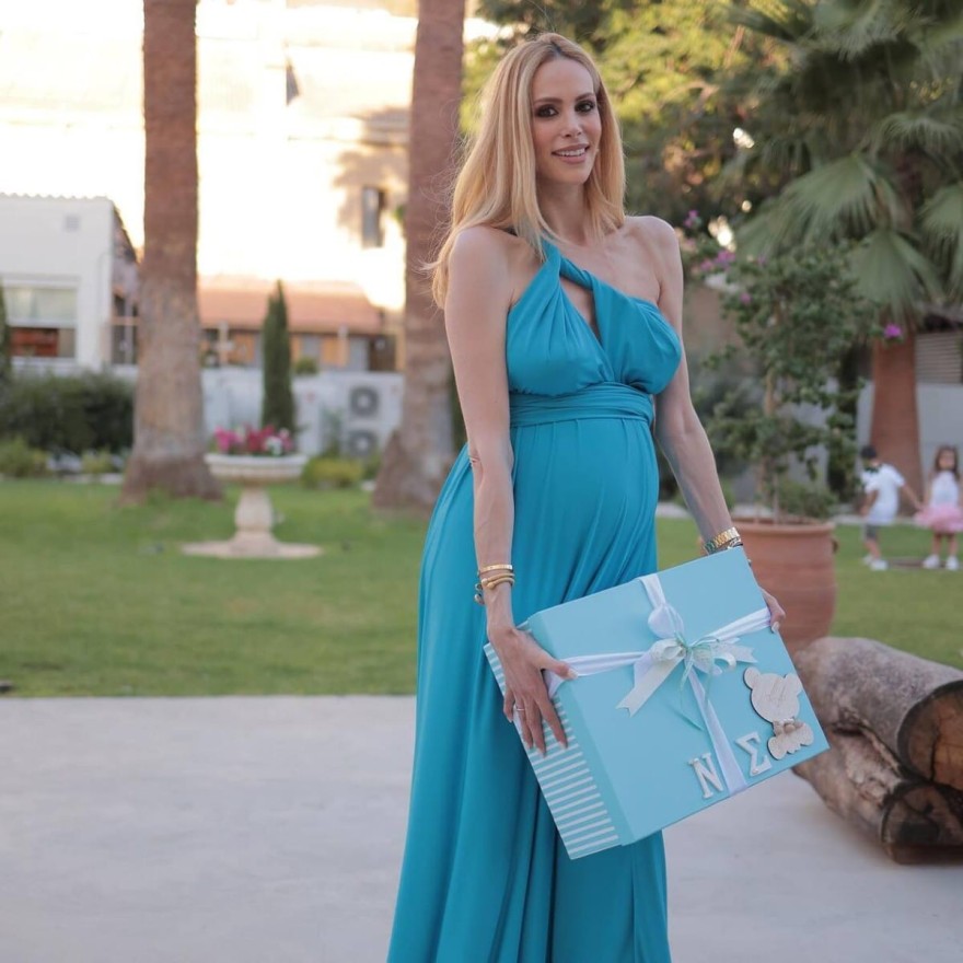 Η Στέλλα Δημητρίου κρατάει ένα δώρο