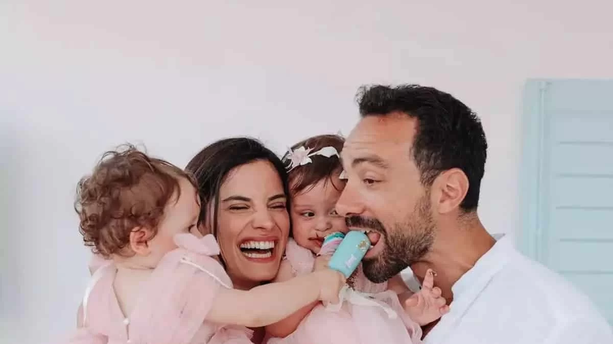 Στιγμές ευτυχίας για την Χριστίνα Μπόμπα - Απολαμβάνει το πρωινό της με τις δίδυμες