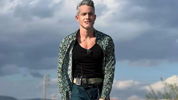 Πιο ''καυτός'' από ποτέ - Ο Θεοχάρης Ιωαννίδης δροσίζεται ημίγυμνος σε πισίνα