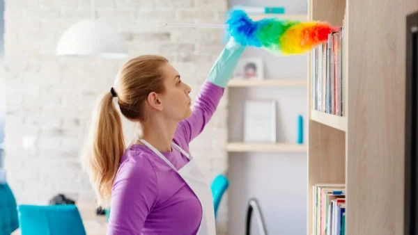 Η σκόνη δεν θα «καθίσει» ξανά κατευθείαν: Το σπιτικό μείγμα με το οποίο πρέπει να ψεκάσετε το ξεσκονόπανό σας