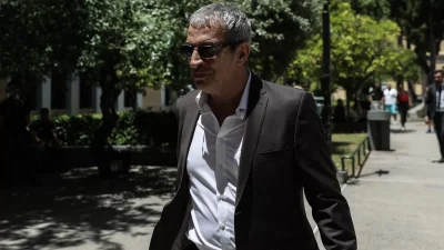 Με γυαλιά ηλίου και γοργό βήμα - Η άφιξη του Αδαμαντίδη στα δικαστήρια της Ευελπίδων