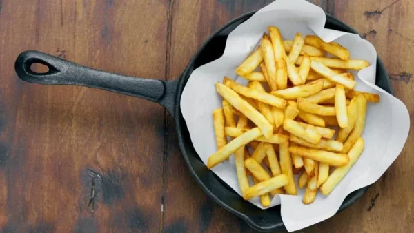 Για να τις απολαύσετε χωρίς τύψεις: Το μυστικό για να βγουν οι τηγανιτές πατάτες πιο υγιεινές και με λιγότερες θερμίδες