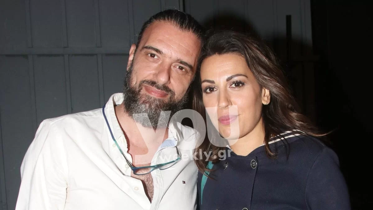 Τρελά ερωτευμένοι κρατιούνται από το χέρι στο θέατρο - Η σπάνια εμφάνιση Τσαφούλια και Μενενάκου