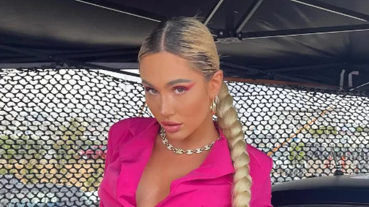 Σε πισίνα στην αγκαλιά του Dj Stephan - Χαμογελάει ευτυχισμένη και  full in love η Έλενα Τσαγκρινού