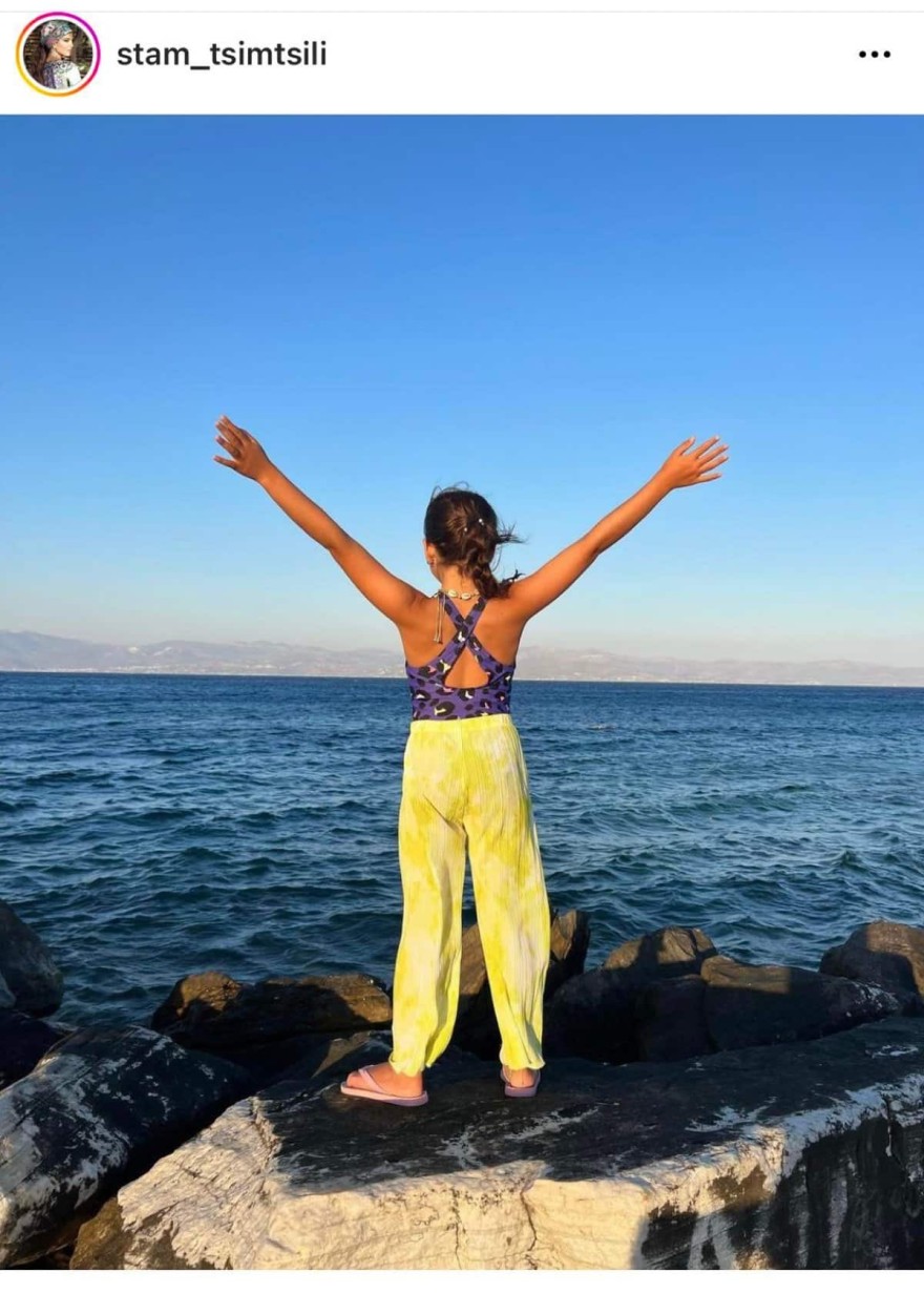 Η κόρη της Τσιμτσιλή αγναντεύει τη θάλασσα της Πάρου