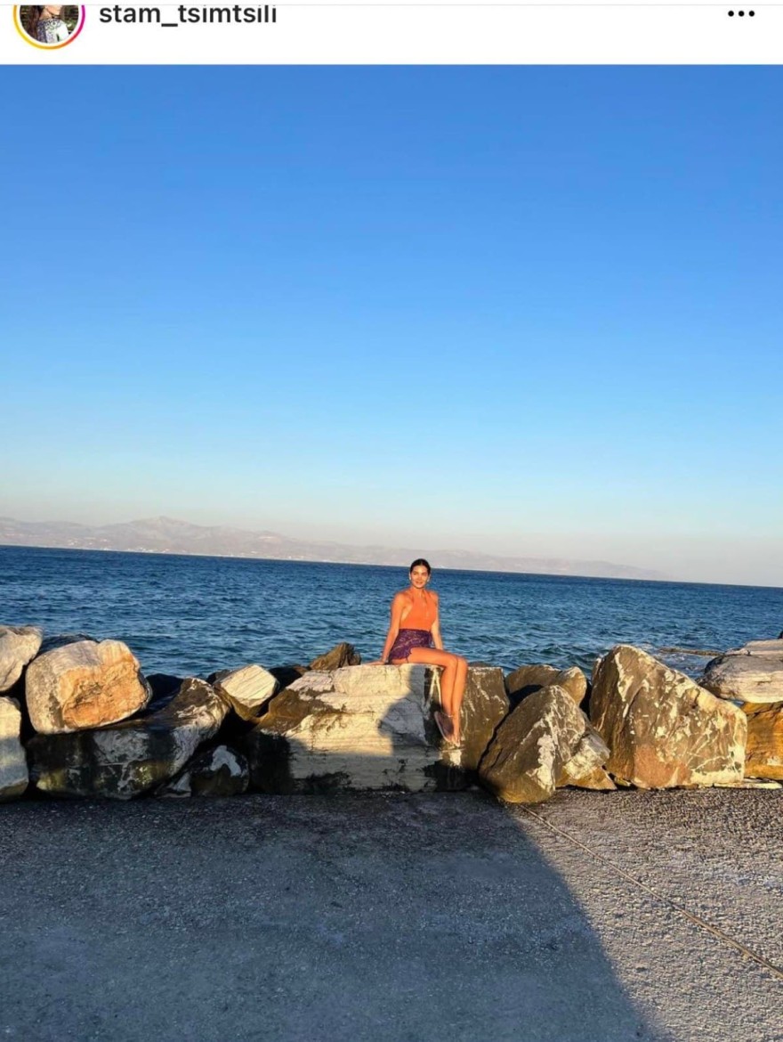 Η Τσιμτσιλή ποζάρει στα βράχια της Πάρου