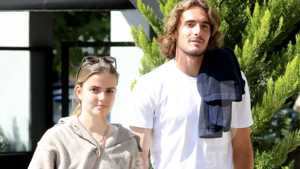 Ξεφάντωσε στη Ζάκυνθο με την σύντροφό του ο Στέφανος Τσιτσιπάς - Μοίραζε φωτογραφίες και αυτόγραφα σε θαυμαστές