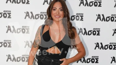 Τα ''έτσουζε'' με τις φίλες της στην παραλία - Τα σφηνάκια που έπινε η  Βαλαβάνη μακριά από τον Βασάλο