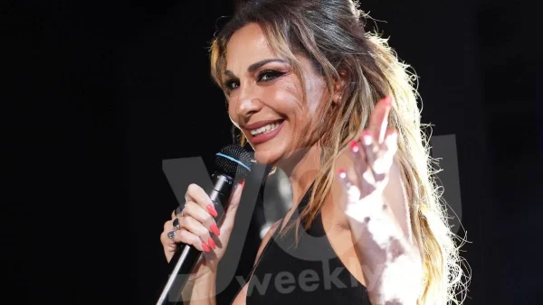 Μαύρη κουζίνα με έντονα στοιχεία ξύλου - Βγαλμένο από περιοδικό το σπίτι της Δέσποινας Βανδή