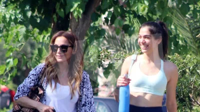 Με κοιλιακούς, κολάν, αμακιγιάριστη και άφτιαχτο μαλλί η κόρη της Βανδή - Φωτογραφίες από έξοδό τους στην Γλυφάδα