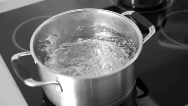 Βάλτε μαγειρική σόδα σε βρασμένο νερό και αφήστε το για μερικά λεπτά - Το αποτέλεσμα θα σας εκπλήξει