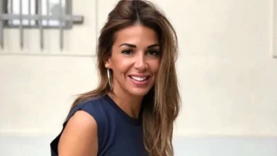 Με σκίσιμο στο πόδι και άνοιγμα κάτω από το μπούστο - Σκέτη κόλαση το φουξ φόρεμα της Ελένης Χατζίδου