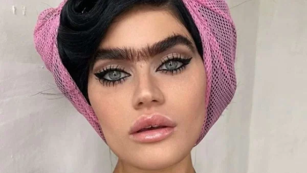 Κι όμως το έκανε! Η Σοφία Χατζηπαντελή έβαψε τα μαλλιά και τα φρύδια της πράσινα