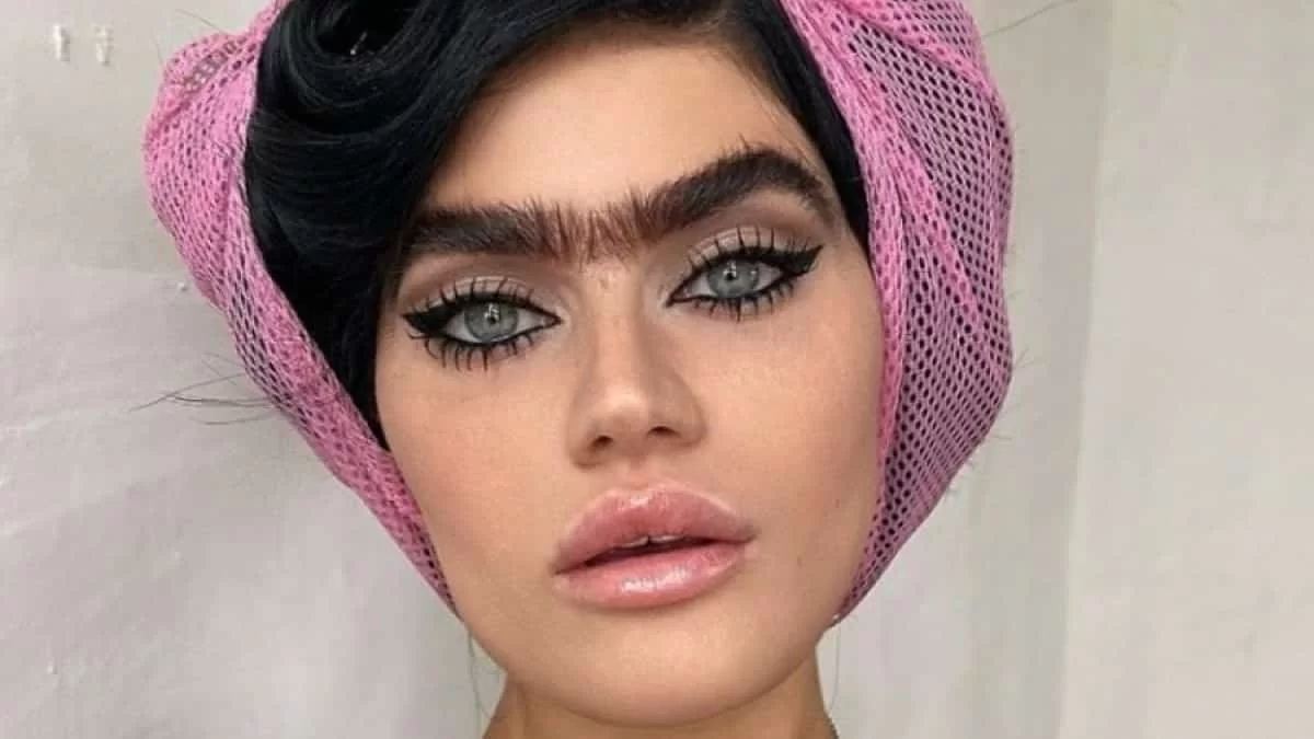 Κι όμως το έκανε! Η Σοφία Χατζηπαντελή έβαψε τα μαλλιά και τα φρύδια της πράσινα