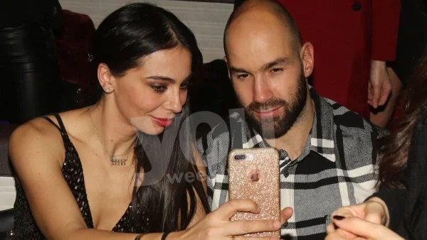 Μαυρισμένοι και χαμογελαστοί - Στην Πάρο για διακοπές Ολυμπία Χοψονίδου και Βασίλης Σπανούλης