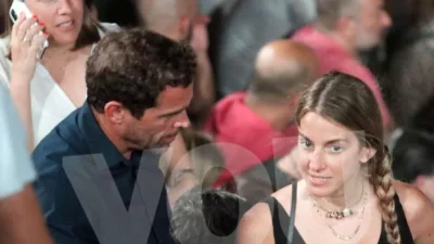 Στεκόταν πίσω της σαν φύλακας - Full in love η Χρυσή Βαρδινογιάννη με τον Μαρκουλάκη σε σπάνια έξοδο