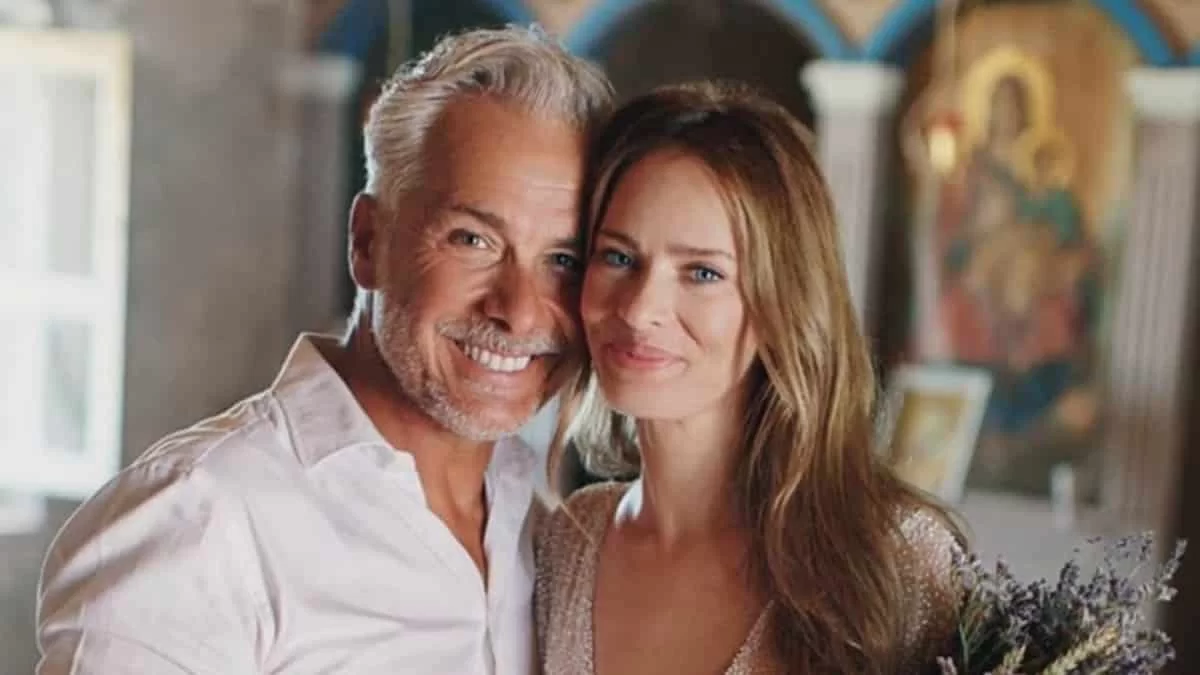 Ανίτα Μπραντ - Χάρης Χριστόπουλος: Απαθανατίζουν το μικρό τους γιο να φτιάχνει καστράκια στις διακοπές