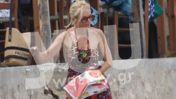 Με λεοπάρ ολόσωμο και boho παρεό η Χριστοπούλου - ''Παίρνουν και δίνουν'' τα μπάνια στα Κουφονήσια