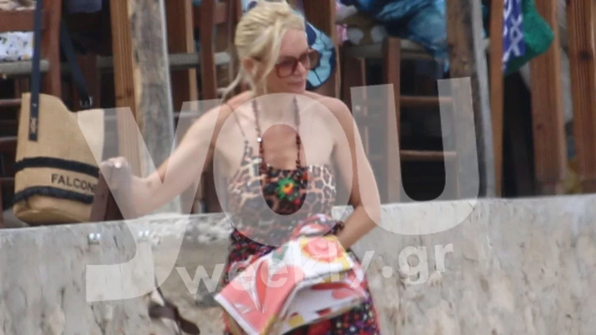 Με λεοπάρ ολόσωμο και boho παρεό η Χριστοπούλου - ''Παίρνουν και δίνουν'' τα μπάνια στα Κουφονήσια