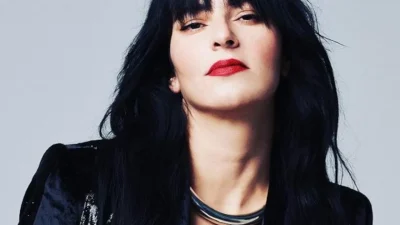 Ζενεβιέβ Μαζαρί: Ποζάρει με μαύρο μαγιό και φόντο το απέραντο γαλάζιο του Αιγαίου