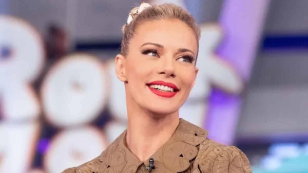 Σούσουρο με την ανάρτηση της Ζέτας Μακρυπούλια - «Αγκαλιά με το...»