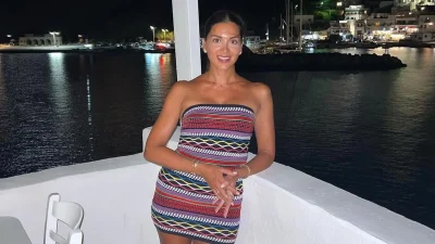 Πρέπει να την κοίταζε όλη η παραλία - Η εντυπωσιακή πόζα της Σταματίνας Τσιμτσιλή δίπλα στη βάρκα