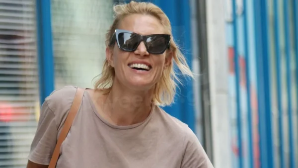 Η Βίκυ Καγιά έδειξε για πρώτη φορά το πρόσωπο της κούκλας κόρης της, Μπιάνκα - Η ομοιότητά τους είναι συγκλονιστική