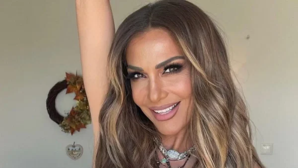 Με αναλογίες μοντέλου και πόδια 20άρας - Η Δέσποινα Βανδή με μικροσκοπικό μπικίνι στα 53 της