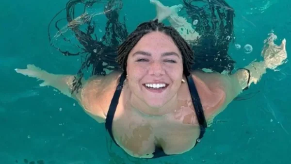 Άβαφη με ατιμέλητα πιασμένα μαλλιά - Η Δανάη Μπάρκα με εμπριμέ maxi φόρεμα στο θέατρο