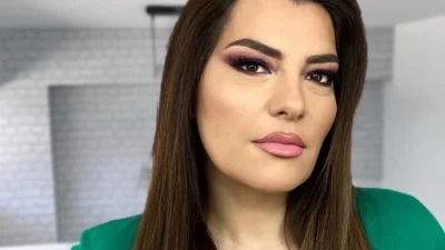 «Το καλοκαίρι ο εραστής...» - Χωρίς ίχνος μακιγιάζ κάνοντας ηλιοθεραπεία μαγεύει τα πλήθη η Κατερίνα Ζαρίφη