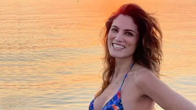 Με φουσκωμένη κοιλίτσα στον 6ο μήνα της εγκυμοσύνης της - Η Μαίρη Συνατσάκη με λευκό αντρικό μπλουζάκι στην Κρήτη