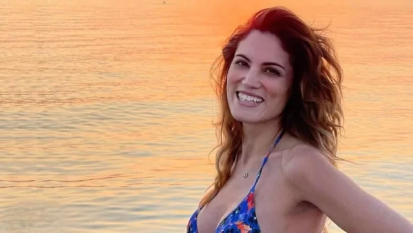 Με φουσκωμένη κοιλίτσα στον 6ο μήνα της εγκυμοσύνης της - Η Μαίρη Συνατσάκη με λευκό αντρικό μπλουζάκι στην Κρήτη