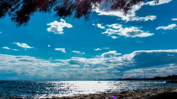 Ζεστός ο καιρός σήμερα 6/8 αλλά με βροχές και καταιγίδες