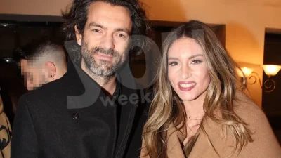 Δεν έχει μάτια για άλλον - Το φιλί της Αθηνάς Οικονομάκου στον σύζυγό της, Φίλιππο Μιχόπουλο