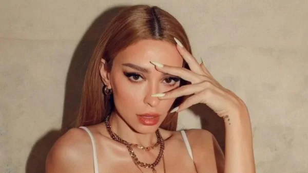 Με φαρδύ πουκάμισο έκρυβε την κοιλιά της - Η φωτογραφία της Ελένης Φουρέιρα βάζει "φωτιά" στις φήμες