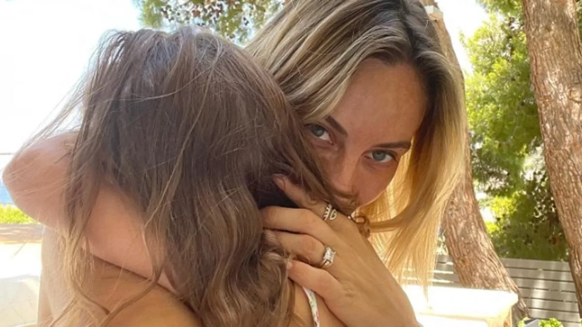 «Την ίδια μέρα, στο ίδιο σημείο...» - Πιασμένες χέρι χέρι στην αμμουδιά η Ελεονώρα Μελέτη με την κορούλα της