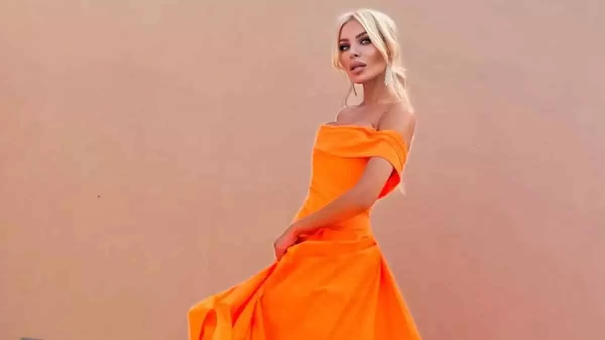 H φωτογραφία που κυκλοφορεί με πρωταγωνίστρια την Κατερίνα Καινούργιου και τρολάρει τον γάμο