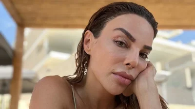 Mε μπορντό μαγιό και κοιλιακούς ''πέτρα'' - Αυτό είναι το κορμί της Κέλλυς Κελεκίδου στα 44 της