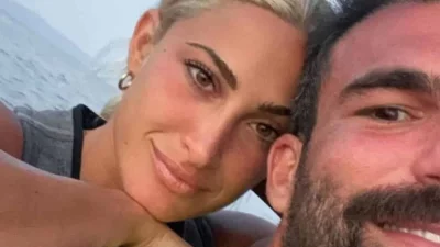 Με μαύρο μπικίνι στον 4ο μήνα εγκυμοσύνης της - Για μπάνιο με τον Αλεξάνδρου η Ιωάννα Τούνη