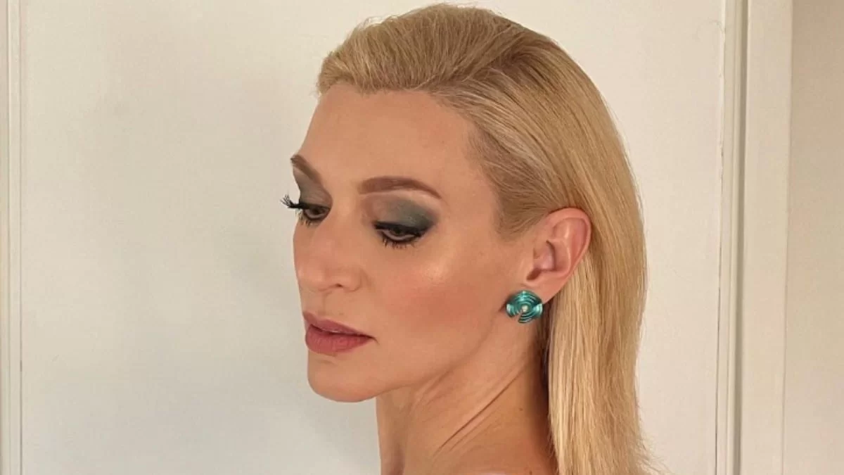 Με κόκκινο γωνιακό καναπέ στο σαλόνι και ένα ράφι γεμάτο φυτά - Το σπίτι της Ζέτας Δούκα και του Μιχάλη Χατζαντωνά