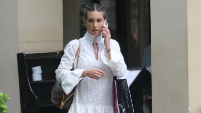 Οι πλατφόρμες επανήλθαν στη μόδα με έναν διαφορετικό τρόπο - Αυτές φόρεσε και η Αθηνά Οικονομάκου και σου προτείνουμε 4 οικονομικές