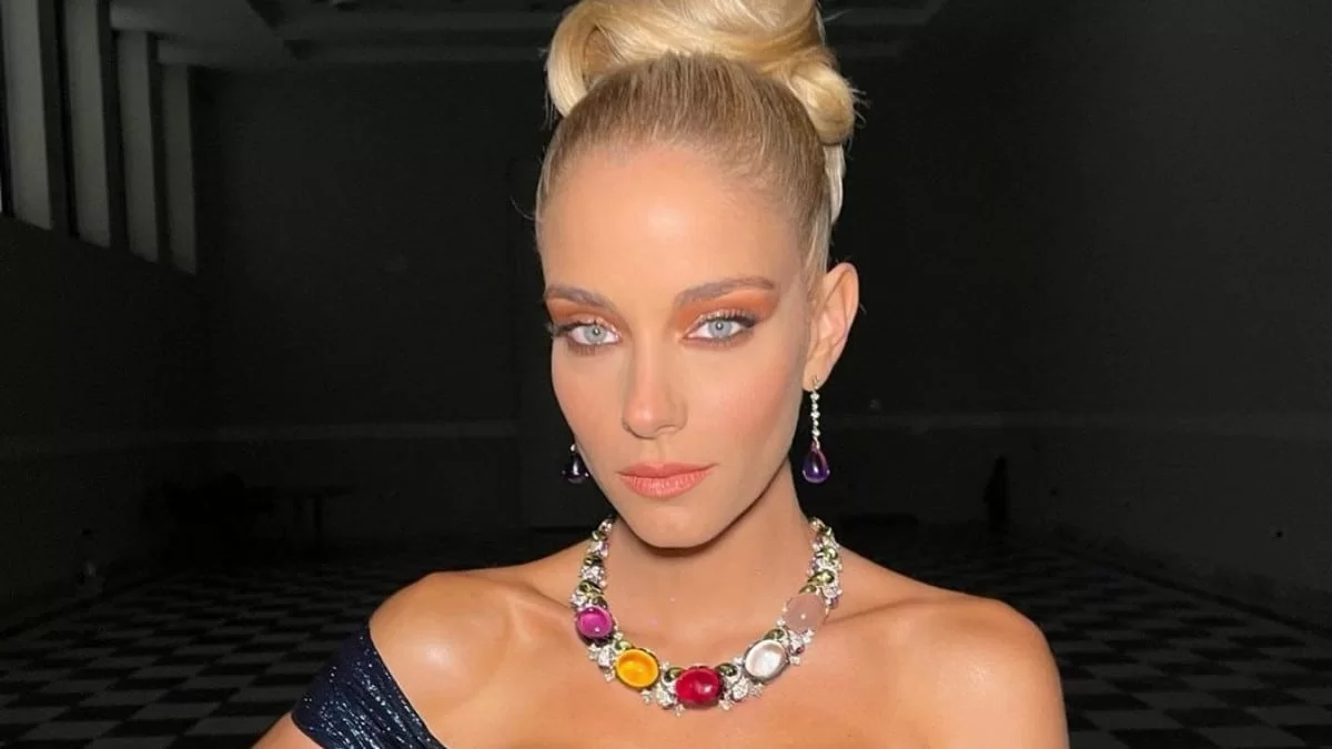 Αμακιγιάριστη με κορδέλα στα μαλλιά - Σαν μια άλλη η Δούκισσα Νομικού